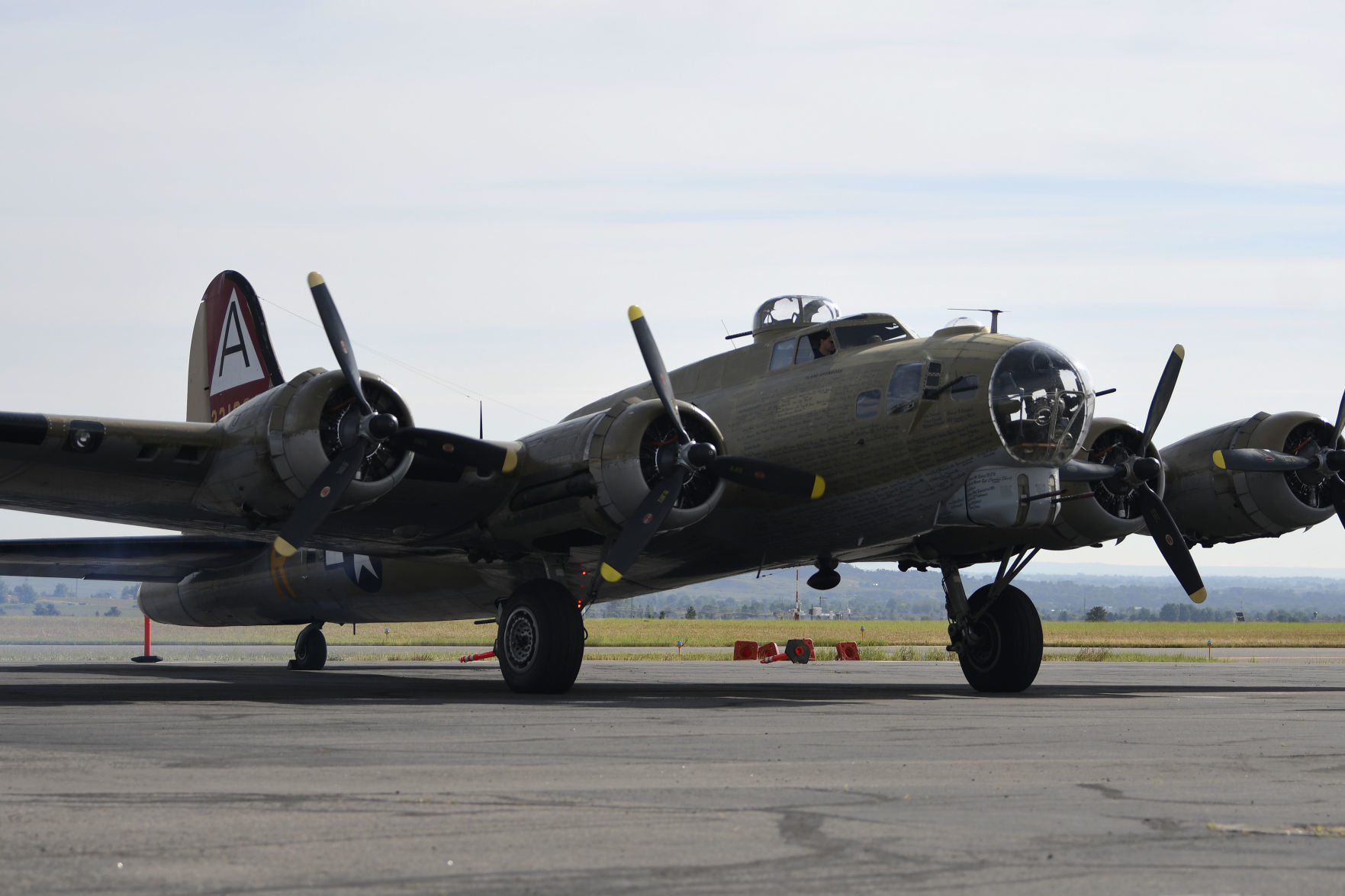 Boeing B-17 Flying Fortress "Nine O Nine" takes locals for a ride